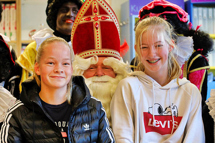 Aankomst van de Sint en zijn Zwarte Pieten in Waarder_117